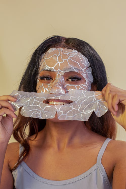 Kvinde med ansigtsmaske