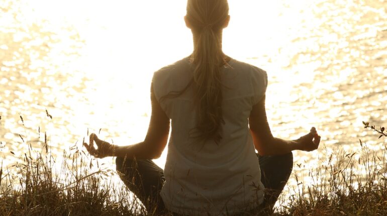 kvinde der mediterer